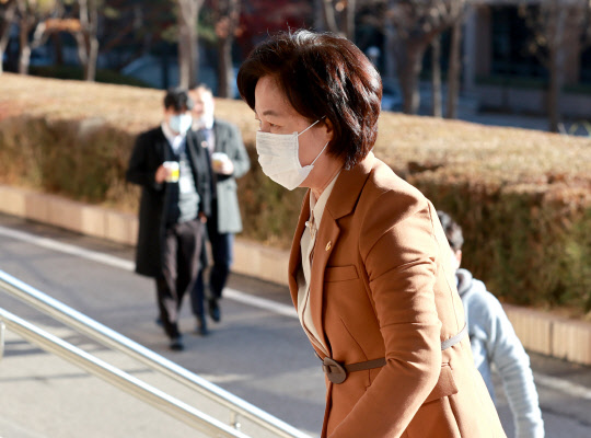 추미애 법무부 장관이 9일 오전 경기도 정부과천청사로 출근하고 있다. [연합뉴스]